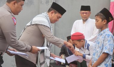Gapai-Berkah-Ramadhan,-Kapolres-Probolinggo-Berikan-Santunan-Anak-Yatim-saat-Resmikan-Musholla-Al-Kautsar